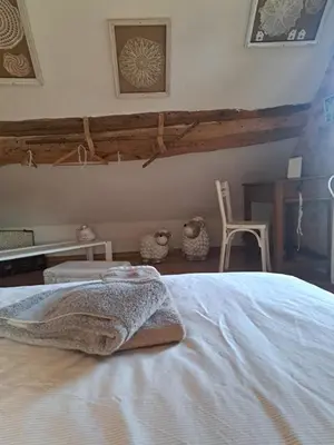 Un ou plusieurs lits dans un hébergement de l'établissement Maison la Bambine chambre nature