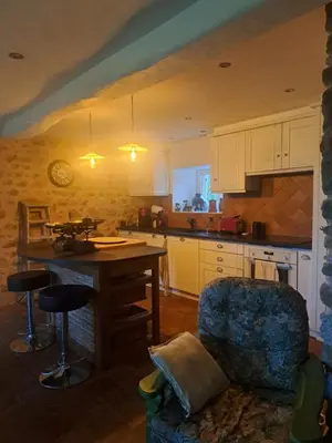 Cuisine ou kitchenette dans l'établissement maison la Bambine chambre esprit château