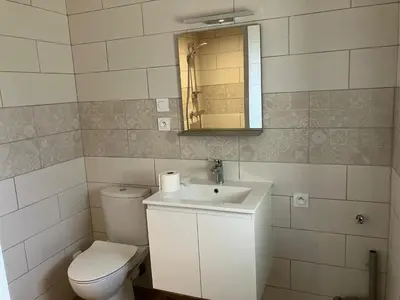 Salle de bains dans l'établissement Gîte du Poisson Rouge, grand terrain, cheminée, 10 min Arbois