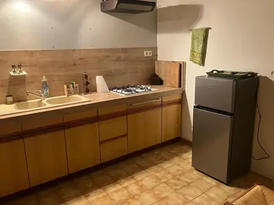 Cuisine ou kitchenette dans l'établissement Gîte du Poisson Rouge, grand terrain, cheminée, 10 min Arbois