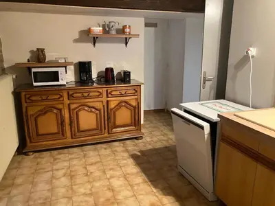 Cuisine ou kitchenette dans l'établissement Gîte du Poisson Rouge, grand terrain, cheminée, 10 min Arbois