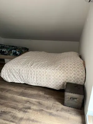 Un ou plusieurs lits dans un hébergement de l'établissement Maison 2 chambres, climatisée avec cour privative