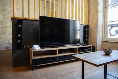Télévision ou salle de divertissement dans l'établissement Le Millésime