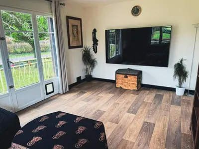 Télévision ou salle de divertissement dans l'établissement Les Hirondells