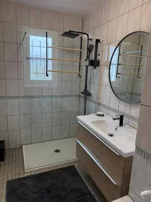 Salle de bains dans l'établissement Les Hirondells