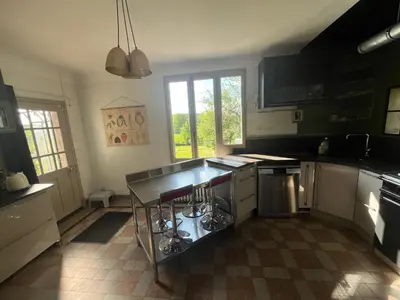 Cuisine ou kitchenette dans l'établissement Au bord d'Arroux