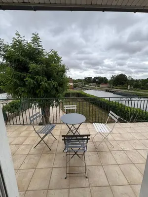 Balcon ou terrasse dans l'établissement la parenthèse du canal