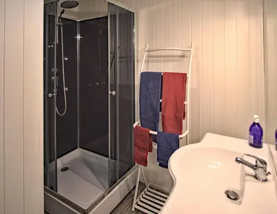 Salle de bains dans l'établissement Les Hirondelles