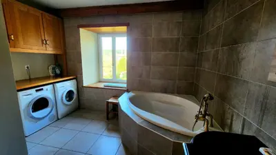 Salle de bains dans l'établissement Le Prieuré de Sonne