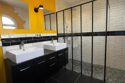 Salle de bains dans l'établissement Le 22 - Maison Alésia - 3 chambres - 1 piscine