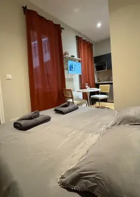 Un ou plusieurs lits dans un hébergement de l'établissement Le Laguiche Chic Modern Studio