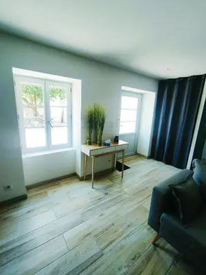 Coin salon dans l'établissement Gte du Moulin Brochat 4 toiles avec espace jacuzzi commun
