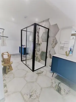 Salle de bains dans l'établissement Gte du Moulin Brochat 4 toiles avec espace jacuzzi commun