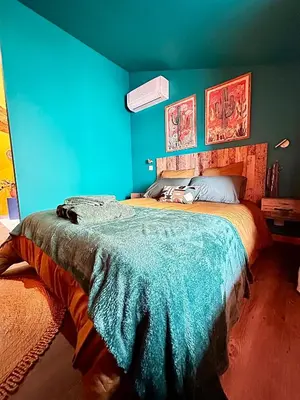 Un ou plusieurs lits dans un hébergement de l'établissement La Jouvence - Appartements à thème, avec balcon vue Saône et climatisés