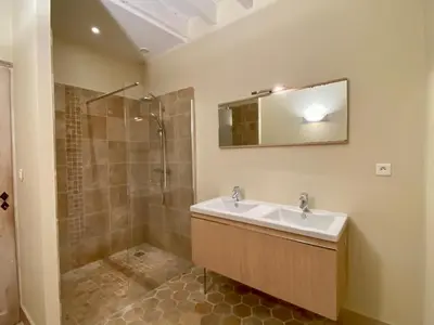 Salle de bains dans l'établissement Gîte La Maison De Lucien