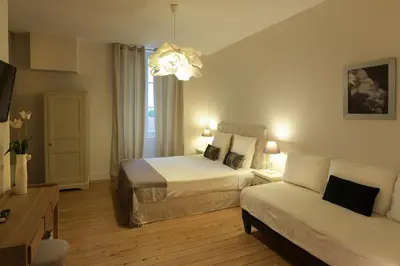 Un ou plusieurs lits dans un hébergement de l'établissement Le Cercle Chambres climatisées