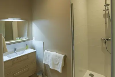 Salle de bains dans l'établissement Le Cercle Chambres climatisées