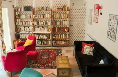 Bibliothèque dans l'hôtel