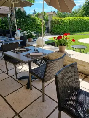 Jardin de l'établissement Auberge Côté Rivière