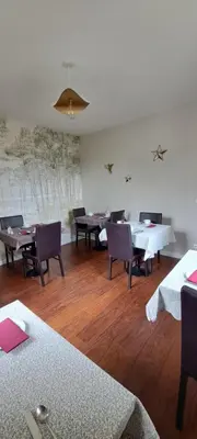 Coin salon dans l'établissement Auberge Côté Rivière