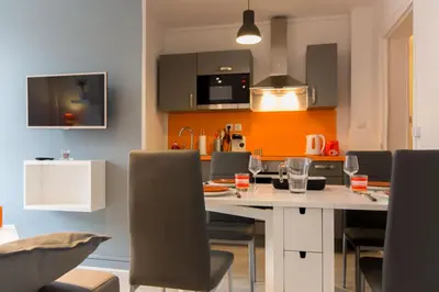 Cuisine ou kitchenette dans l'établissement Sweet Home Dijon-Arquebuse