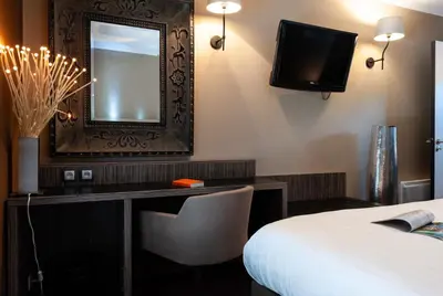 Télévision ou salle de divertissement dans l'établissement Hôtel La Gentilhommière