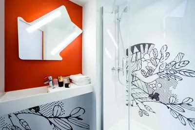 Salle de bains dans l'établissement ibis budget Nuits Saint Georges