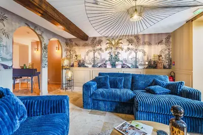 Coin salon dans l'établissement Hôtel Le Clos des Arts