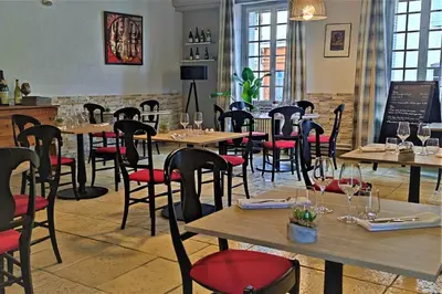 Restaurant ou autre lieu de restauration dans l'établissement Hostellerie du Val d'Or