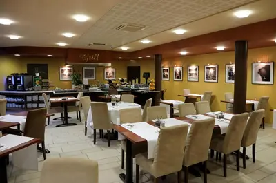 Restaurant ou autre lieu de restauration dans l'établissement Logis Hotel des Cépages