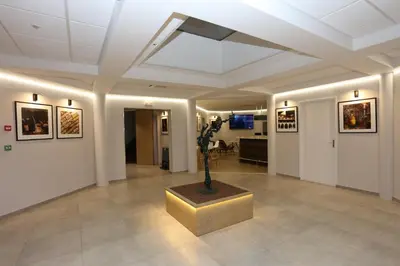 Télévision ou salle de divertissement dans l'établissement Logis Hotel des Cépages