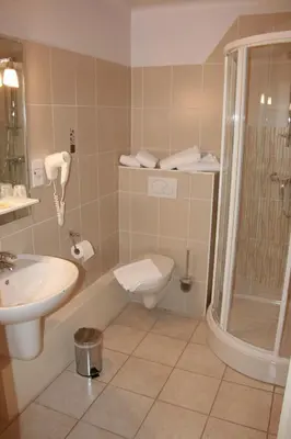 Salle de bains dans l'établissement Logis Doubs Rivage