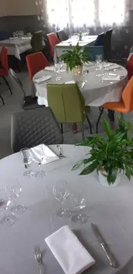 Restaurant ou autre lieu de restauration dans l'établissement Logis Doubs Rivage