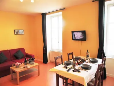 Télévision ou salle de divertissement dans l'établissement Les Gîtes de La Fontaine