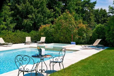 Piscine de l'établissement Château de Fleurville & Spa ou située à proximité