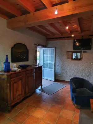 Télévision ou salle de divertissement dans l'établissement Cottage 2 personnes