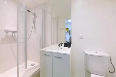 Salle de bains dans l'établissement Apparteo Dijon