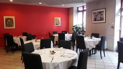 Restaurant ou autre lieu de restauration dans l'établissement Logis Hotel du Parc-Restaurant - Le Rouget de Lisle