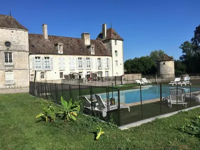 Piscine de l'établissement Château de la Berchère ou située à proximité
