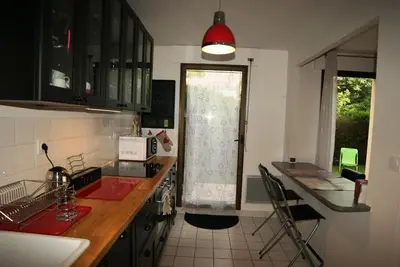 Cuisine ou kitchenette dans l'établissement Appartement Le Louvre