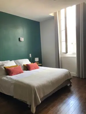Un ou plusieurs lits dans un hébergement de l'établissement Hôtel des Cymaises