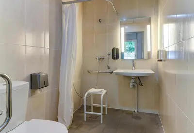 Salle de bains dans l'établissement B&B HOTEL Beaune Sud 1 Palais des Congrès