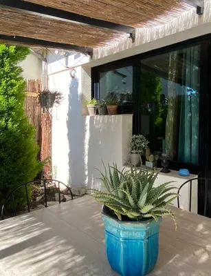 Jardin de l'établissement Gîte et Studios Les Barongères