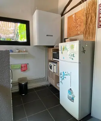 Cuisine ou kitchenette dans l'établissement Gîte et Studios Les Barongères
