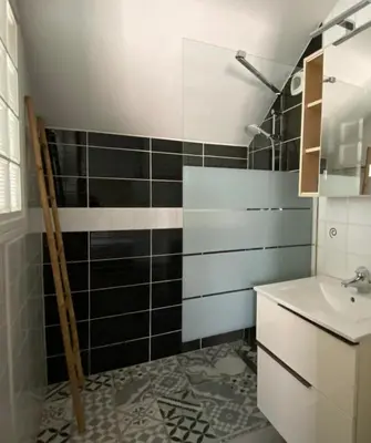 Salle de bains dans l'établissement Gîte et Studios Les Barongères