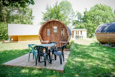 Jardin de l'établissement Camping de Tournus - Drole de cabane
