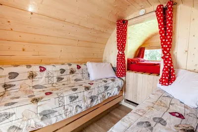 Un ou plusieurs lits dans un hébergement de l'établissement Camping de Tournus - Drole de cabane