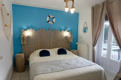 Un ou plusieurs lits dans un hébergement de l'établissement Gîte de Bellevue avec piscine intérieure privative