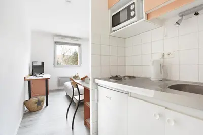 Cuisine ou kitchenette dans l'établissement Neoresid - Résidence Clos Morlot