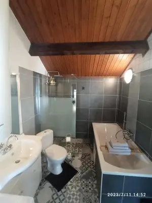 Salle de bains dans l'établissement Dependance du Moulin Galuzot